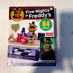 Five Nights at Freddy’s wGolden Freddy office Desk 25012 new sealed box